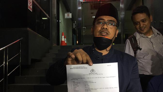 Ketua Umum Cyber Indonesia, Muannas Alaidid, di Polda Metro Jaya, Senin (3/8/2020) malam, untuk melaporkan Anji dan Hadi Pranoto. (Merdeka/Ronald)