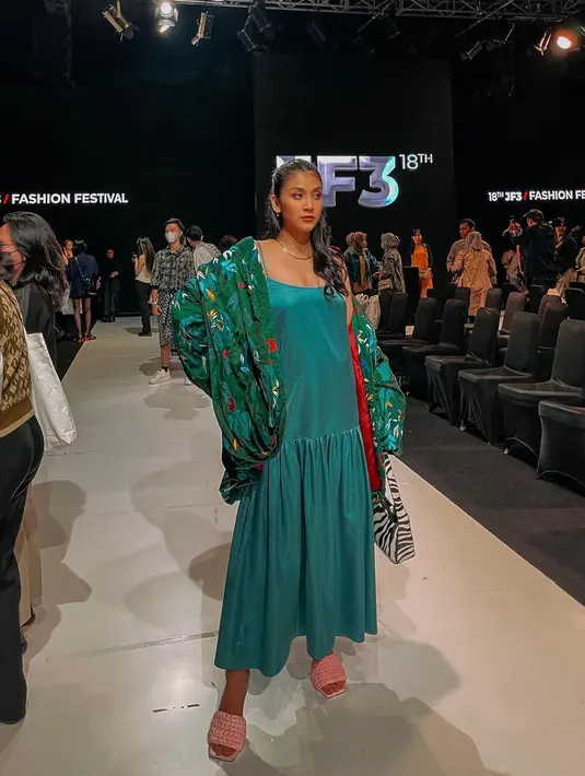 Canti Tachril berdiri di atas catwalk setelah acara selesai. Ia berpose layaknya peragawati sedang bergaya. (Foto: Instagram/@cantitachril)