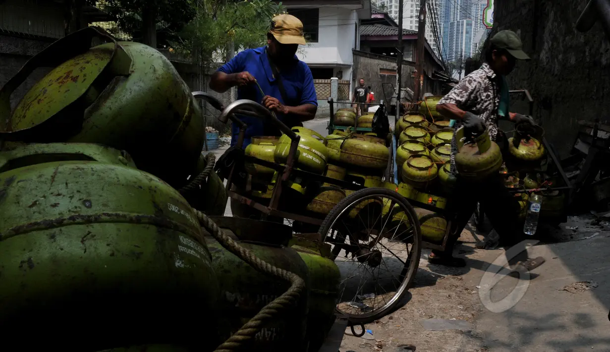 Pedagang eceran gas elpiji tiga kg berada di agen elpiji di Karet Kuningan, Jakarta, Selasa (26/5/2015). Untuk menghindari subsidi yang tidak tepat sasaran, Pertamina melabeli gas tiga Kg dengan "Hanya untuk Masyarakat Miskin". (Liputan6.com/Johan Tallo)