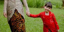 Asmirandah tampil elegan mengenakan kebaya warna nude dengan aksen kancing depan dipadukan bawahan kain batik lilit. Putrinya Chloe pun menggemaskan tampil dengan kebaya brokat merah dipadukan kain batik serasi dengan sang mamah. [@asmirandah89]