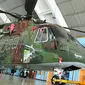 Penampakan Helikopter Agusta Westland 101 (AW-101) yang diperiksa penyidik KPK yang berada di Pangkalan Udara Halim Perdanakusuma, Jakarta (24/8). Setiap bagian heli tersebut tak luput dari pengecekan. (Liputan6.com/Helmi Afandi)