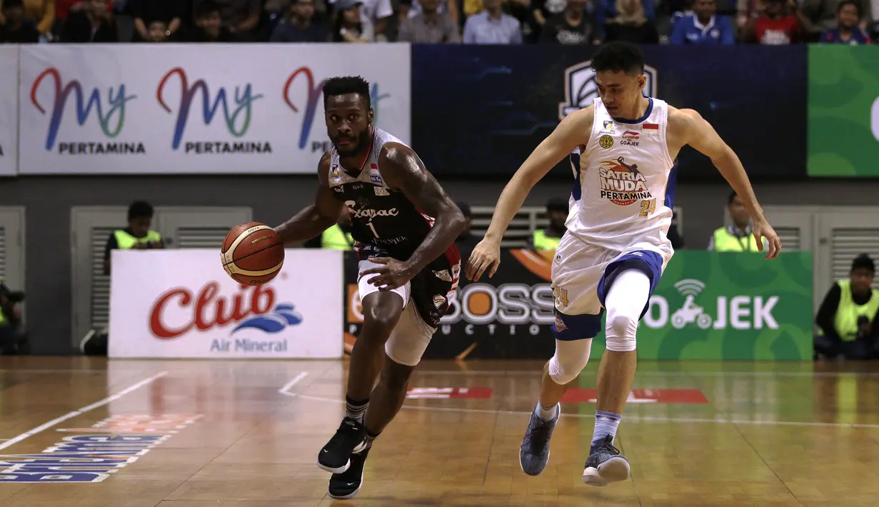 Pebasket Stapac, Kendal Yancy, membawa bola saat melawan Satria Muda pada laga final IBL 2019 di Britama Arena, Jakarta, Kamis (21/3). SM kalah 68-79 dari Stapac. (Bola.com/Yoppy Renato)