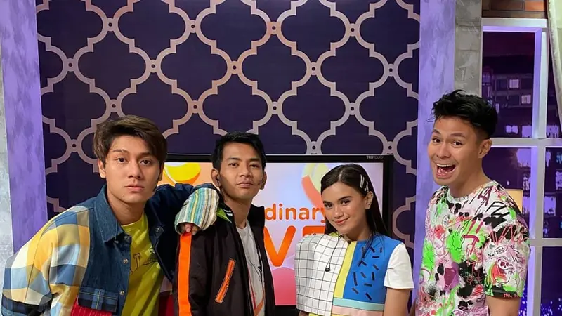 Sebut Dirinya Anak Baru, Ini 6 Potret Angga Putra Bareng Host 3xtra0rdinary Love