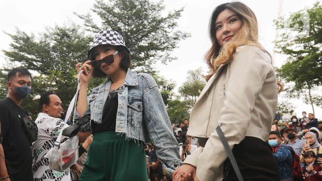 Adu Gaya Jessica Iskandar dan Gisella Anastasia di Citayam Fashion Week