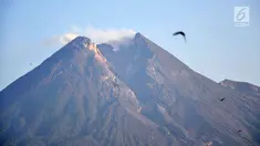 Pemandangan saat Gunung Merapi mengeluarkan asap terlihat dari Kaliadem, Sleman, DIY, Minggu (24/2). Hingga kini Gunung Merapi masih berstatus Waspada (Level 2). (Liputan6.com/Gholib)
