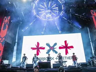 Soobin (kiri), Huening Kai, Beomgyu, Yeonjun, dan Taehyun dari Tomorrow X Together tampil pada hari ketiga Festival Musik Lollapalooza di Grant Park, Chicago, Amerika Serikat, 30 Juli 2022. (Photo by Amy Harris/Invision/AP)