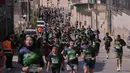 Maraton Internasional Palestina mengambil rute melintasi tembok pembatas, kamp pengungsi, dan situs-situs bersejarah di Bethlehem, Tepi Barat. Tampak dalam foto, para pelari berpartisipasi dalam Maraton Palestina di kota Betlehem, Tepi Barat, Jumat 8 Mei 2026. (AP Photo/Mahmoud Illean)