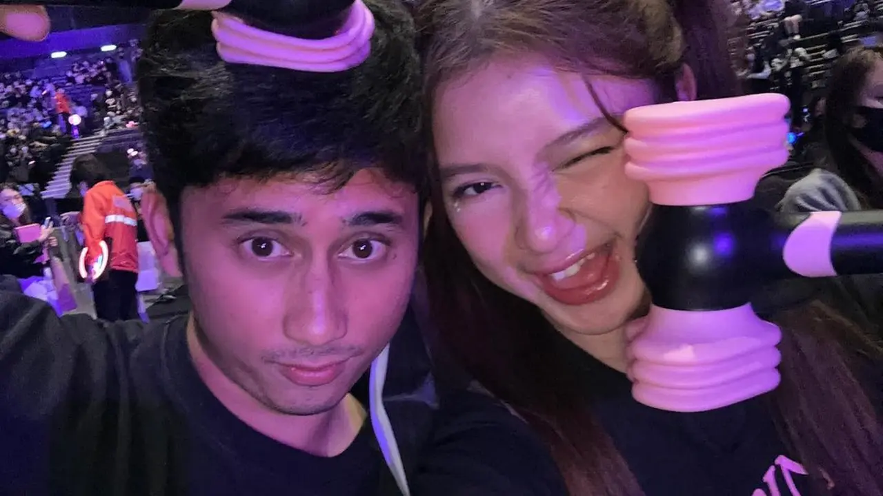 6 Gaya Couple Seleb Muda Nonton Konser BLACKPINK, Ada Angga Yunanda dan Shenina Cinnamon