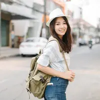 Ilustrasi perempuan traveling/copyrightshutterstock/AnemStyle