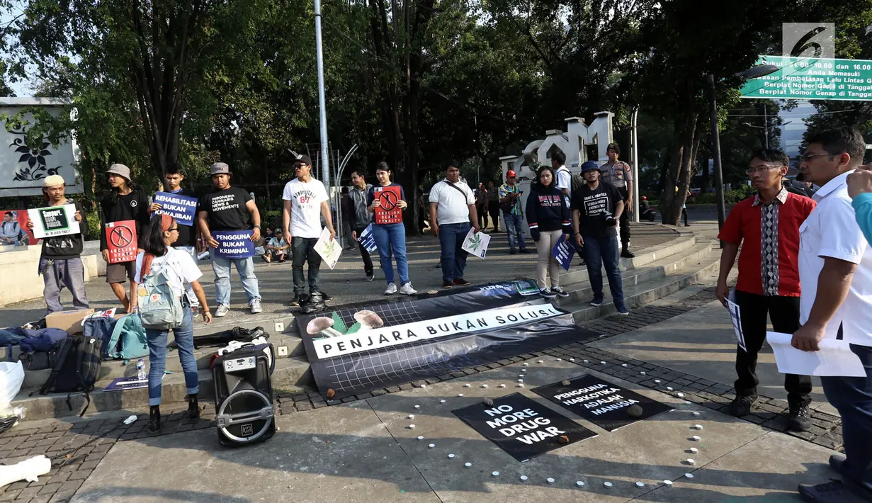 Aktivis menggelar aksi Renungan 10 Tahun Undang-Undang Narkotika di Taman Aspirasi, Monas, Jakarta, Selasa (25/6/2019). Dalam aksinya para aktivis menyerukan pemerintah melegalkan ganja di Indonesia demi kepentingan medis. (merdeka.com/Iqbal S. Nugroho)