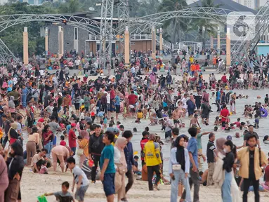 Ribuan warga memadati pantai wisata Ancol, Jakarta Utara, Minggu (23/4/2023). (Liputan6.com/Angga Yuniar)