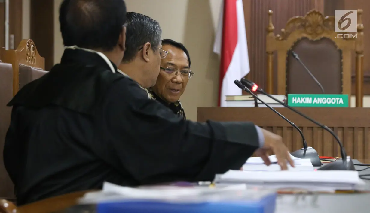 Mantan Menteri ESDM, Jero Wacik (kanan) saat mengikuti sidang pengajuan Peninjauan Kembali atas putusan kasasi kasus dana operasional menteri (DOM) di PN Jakarta Pusat, Senin (23/7). Sidang mendengar pembacaan memori PK. (Liputan6.com/Helmi Fithriansyah)
