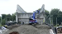 Pekerja menggunakan alat berat saat menyelesaikan proyek pembangunan jembatan di atas Jalan Tol Serpong-Cinere di Serua, Tangerang Selatan, Banten, Kamis (12/11/2020). Jembatan tersebut dibangun untuk menghubungkan jalan utama Serua dan Ciater. (merdeka.com/Dwi Narwoko)