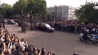 Warga berada di tepi jalan untuk melihat mobil jenazah Ratu Elizabeth II menuju Windsor Castle. Dok: YouTube/The Royal Family Channel