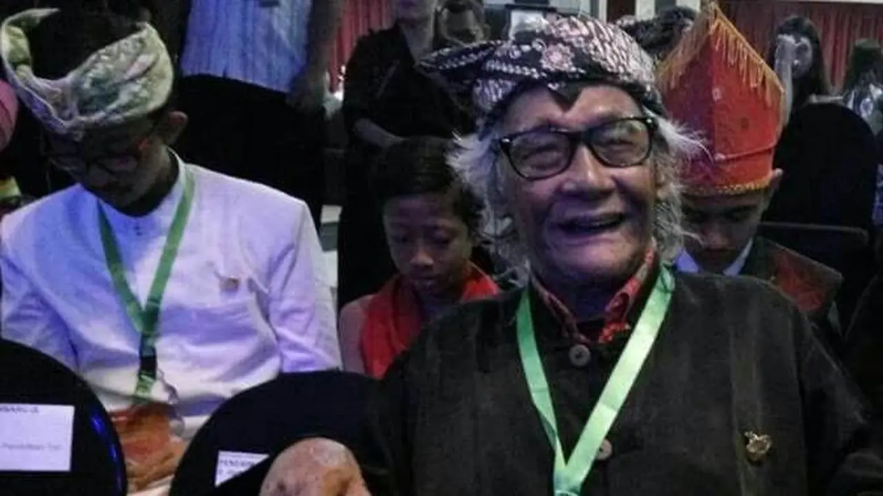Hasnan Singodimayan (baju hitam) semasa hidupnya terlibat aktif dalam kegiatan budaya, seni dan sastra di Banyuwangi. (Istimewa)