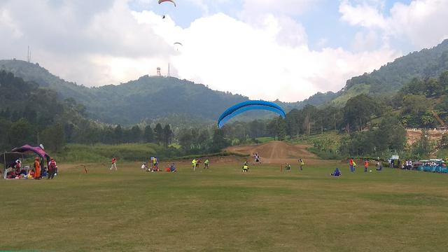 Atlet Singapura Dan Malaysia Ramaikan Lomba Paralayang Di Puncak Lawang Portal Berita Singgalang