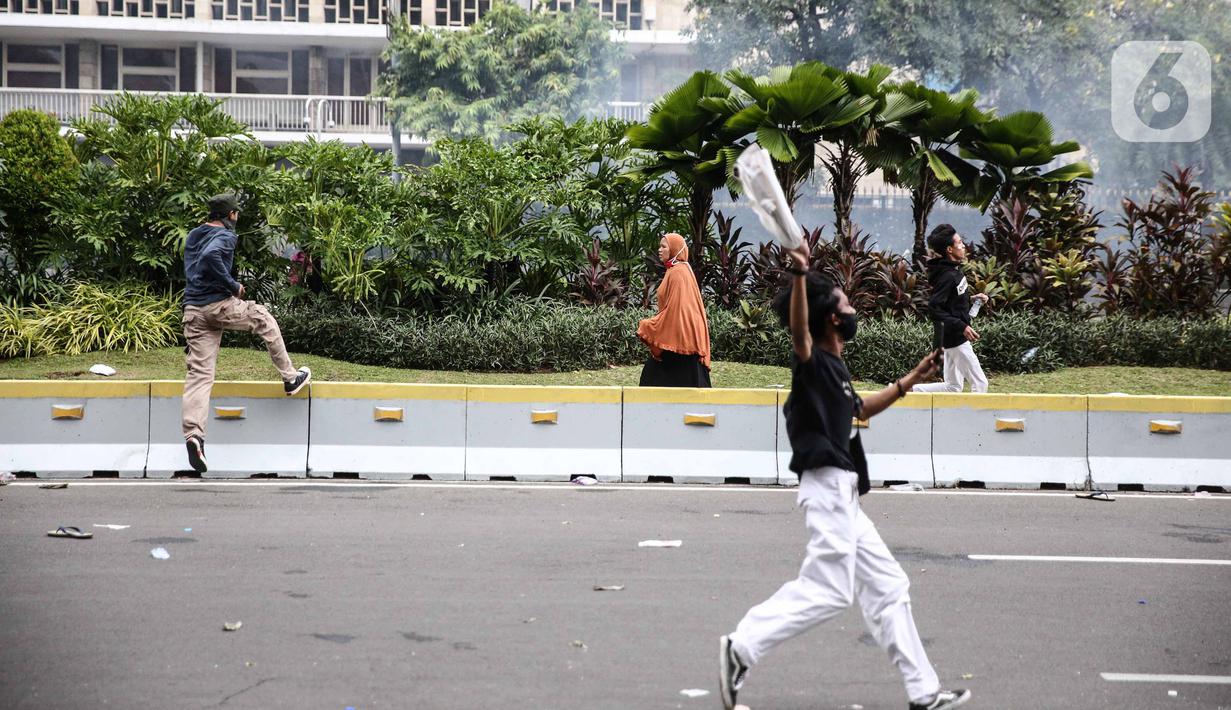 FOTO: Seorang Perempuan Terjebak di Tengah-Tengah Kericuhan - Foto