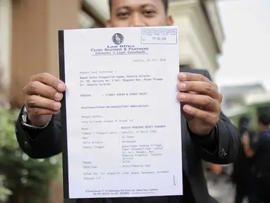 Kuasa hukum Nikita Mirzani menunjukkan surat itsbat nikah dan gugatan cerai di Pengadilan Agama Jakarta Selatan, Senin (16/7). Nikita Mirzani melayangkan gugatan cerai terhadap Dipo Latief. (Liputan6.com/Faizal Fanani)