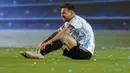 Pemain Argentina Lionel Messi duduk di lapangan saat melawan Brasil pada pertandingan sepak bola kualifikasi Piala Dunia 2022 di Stadion Bicentenario, San Juan, Argentina, 16 November 2021. Pertandingan berakhir dengan skor 0-0. (AP Photo/Natacha Pisarenko)