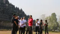 Presiden Joko Widodo atau Jokowi meninjau kawasan wisata Candi Borobudur Kabupaten Magelang Jawa Tengah. (Liputan6/Lizsa Egeham)