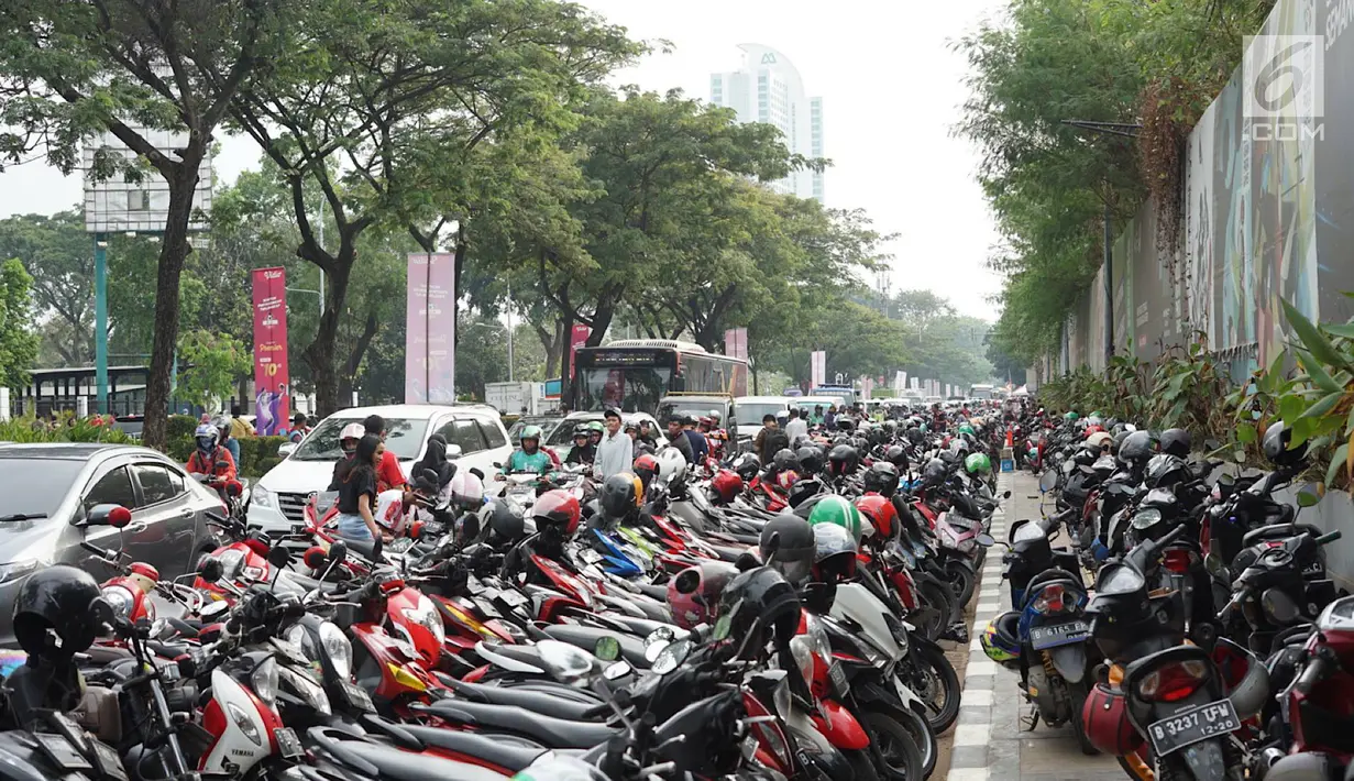 Sepeda motor memadati bahu jalan dan trotoar di sepanjang Jalan Gerbang Pemuda, Senayan, Jakarta, Rabu (10/7/2019). Adanya pertandingan sepak bola antara tim Persija Jakarta melawan Persib Bandung membuat sejumlah titik di kawasan Senayan menjadi lokasi parkir liar. (Liputan6.com/Immanuel Antonius)