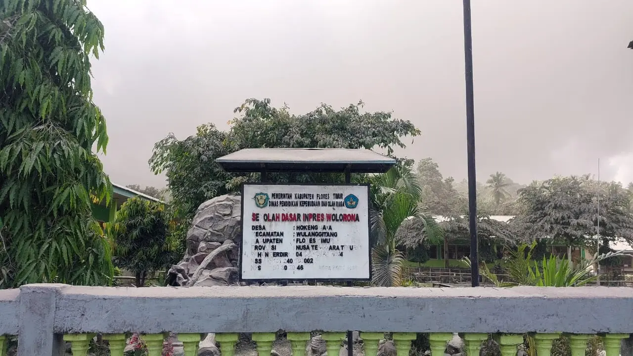 SD Inpres Wolorona, Desa Hokeng Jaya yang tertutup abu vulkanik (Liputan6.com/Ola Keda)