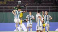 Pemain Timnas Mali U-17, Ibrahim Diarra (kiri atas) memenangi duel udara dengan pemain Timnas Argentina U-17, Juan Villalba pada laga perebutan tempat ketiga Piala Dunia U-17 2023 di Stadion Manahan, Solo, Jumat (1/12/2023). (Bola.com/Bagaskara Lazuardi)