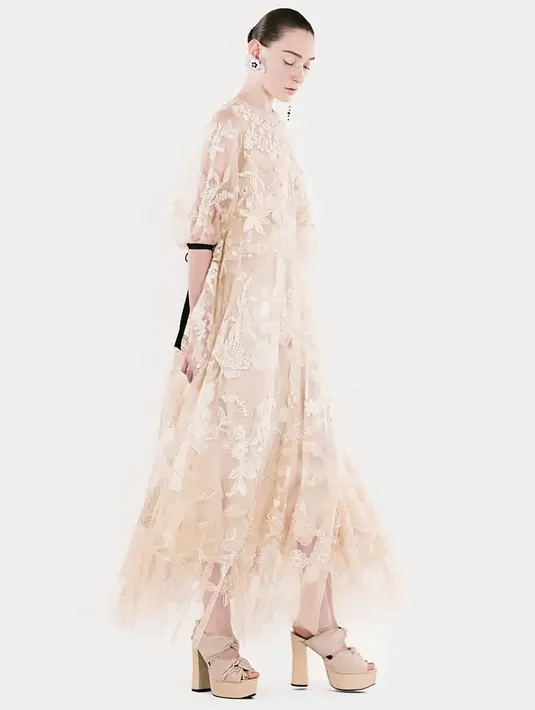 Gaun loose dari Biyan ini menjadi inspirasi untuk kamu yang ingin mengenakan lace. Teknik drapery memberikan kesan mewah dan flowy pada gaun. (instagram/biyanofficial)