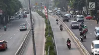 Pengendara sepeda motor melintasi jalur bus Transjakarta di Jalan Otista Raya, Jakarta, Rabu (11/7). Pelanggaran lalu lintas ini dilakukan meski kondisi lalu lintas lancar. (Liputan6.com/Immanuel Antonius)