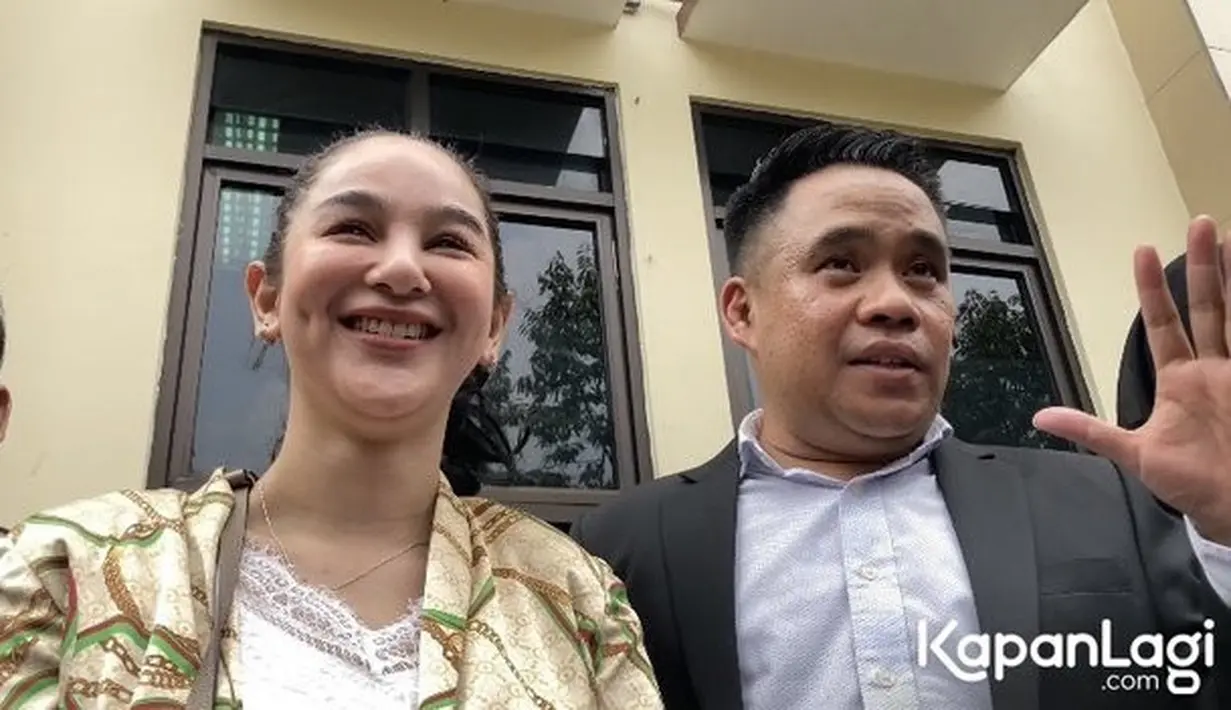 Berhubung Randy sebagai pihak tergugat tidak hadir sidang ditunda dan akan kembali digelar pada 1 November mendatang. [Foto: ©KapanLagi.com/Nuzulur Rakhmah]