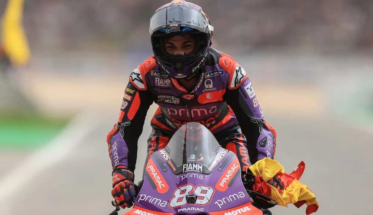 Selebrasi pembalap Ducati asal Spanyol, Jorge Martin setelah finis pertama sekaligus menjuarai balapan utama MotoGP Portugal 2024 di Sirkuit Internasional Algarve, Portimao, Portugal, Minggu (24/3/2024) malam WIB. (AFP/Patricia De Melo Moreira)
