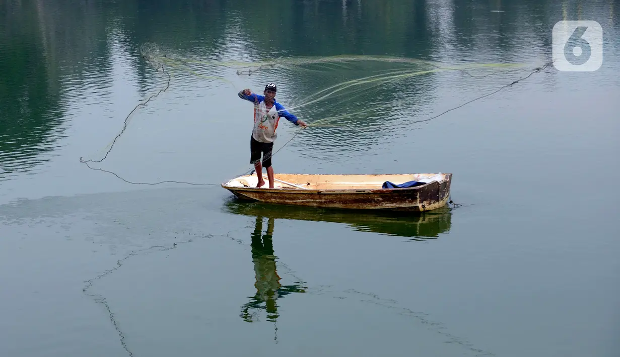 Warga sekitar Situ Gintung mencari ikan Nila, Mujahir, Gabus mengunakan jaring dan jala di cirendeu, Ciputat Timur, Tangerang Selatan, Banten, Kamis (13/8/2020). Selain dimanfaatkan warga mencari ikan Situ Gintung juga sebagai objek wisata ekonomis. (merdeka.com/Dwi Narwoko)