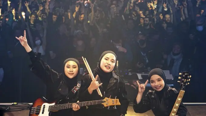 Band Mental Voice of Baceprot Kenakan Tenun Garut saat Manggung di Prancis dan Jawaban Menohok Soal Hijab