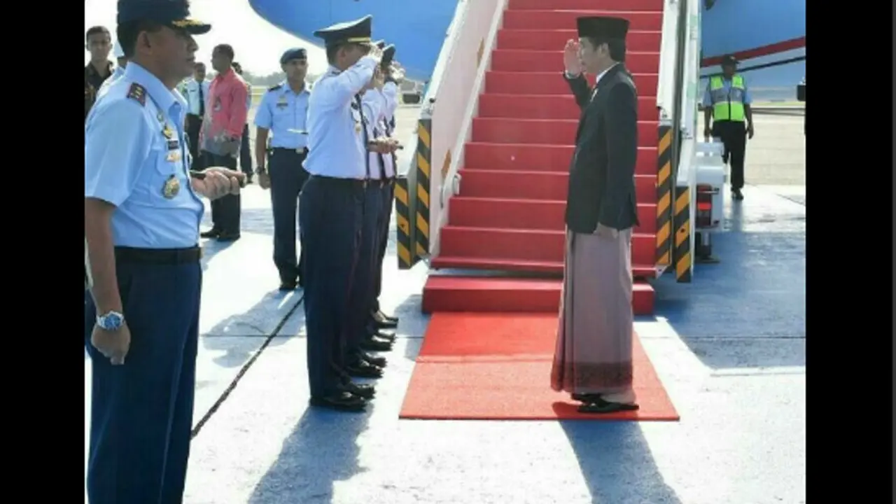 Menebak Merek Sarung Jokowi Saat Kunjungi Pekalongan