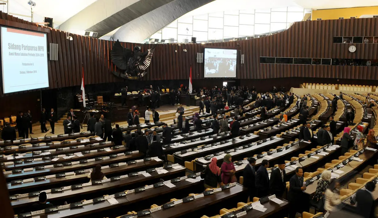 Setelah dihujani interupsi, sidang paripurna MPR untuk memilih pimpinan MPR diskors dan lanjutkan dengan rapat gabungan pukul 13.30 WIB, Jakarta, (7/10/14). (Liputan6.com/Andrian M Tunay) 