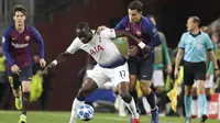 Gelandang Tottenham Hotspur, Moussa Sissoko, berebut bola dengan pemain Barcelona, Philippe Coutinho, pada laga Liga Champions di Stadion Camp Nou, Spanyol, Selasa (11/12). Kedua tim bermain imbang 1-1. (AP/Emilio Morenatti)