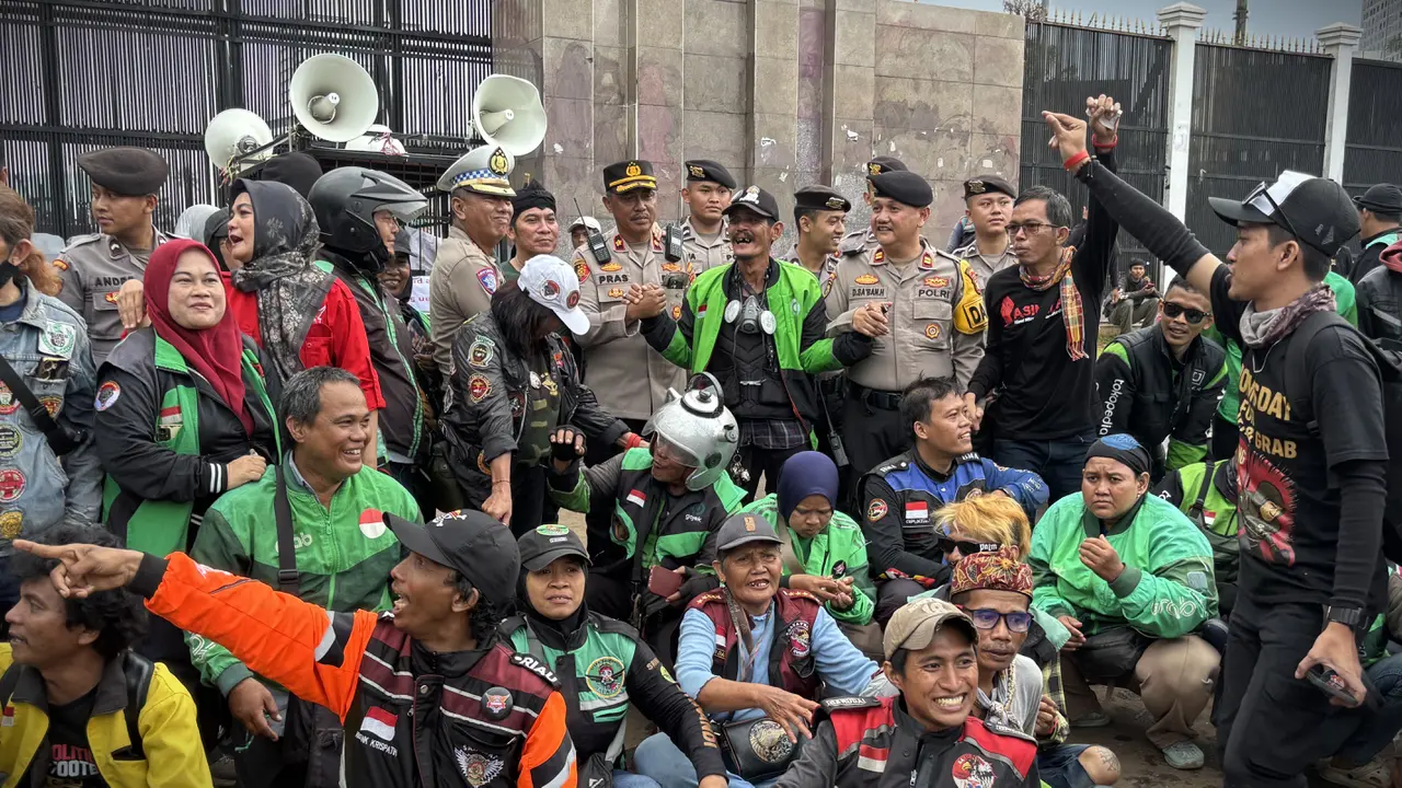 Aksi demo pengemudi ojek online (ojol) yang tergabung dalam Gabungan Aksi Roda Dua (Garda) Indonesia di depan Gedung DPR/MPR RI, Senayan, Jakarta Pusat, Rabu (17/9/2025), ditutup dengan momen foto bareng.