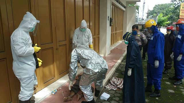 Foto Detik-Detik Evakuasi Jenazah Tukang Becak Meninggal di Emper ...