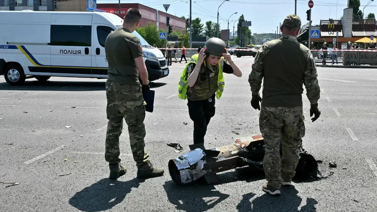 Rudal yang menghantam jalanan Kiev di Ukraina. (AFP)