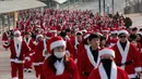 Peserta yang mengenakan kostum Sinterklas mengikuti lomba lari maraton dalam acara Santa Run 2019 di Goyang, Korea Selatan, Sabtu (7/12/2019). Natal menjadi salah satu liburan terbesar yang dirayakan di Korea Selatan. (AP Photo/Lee Jin-man)