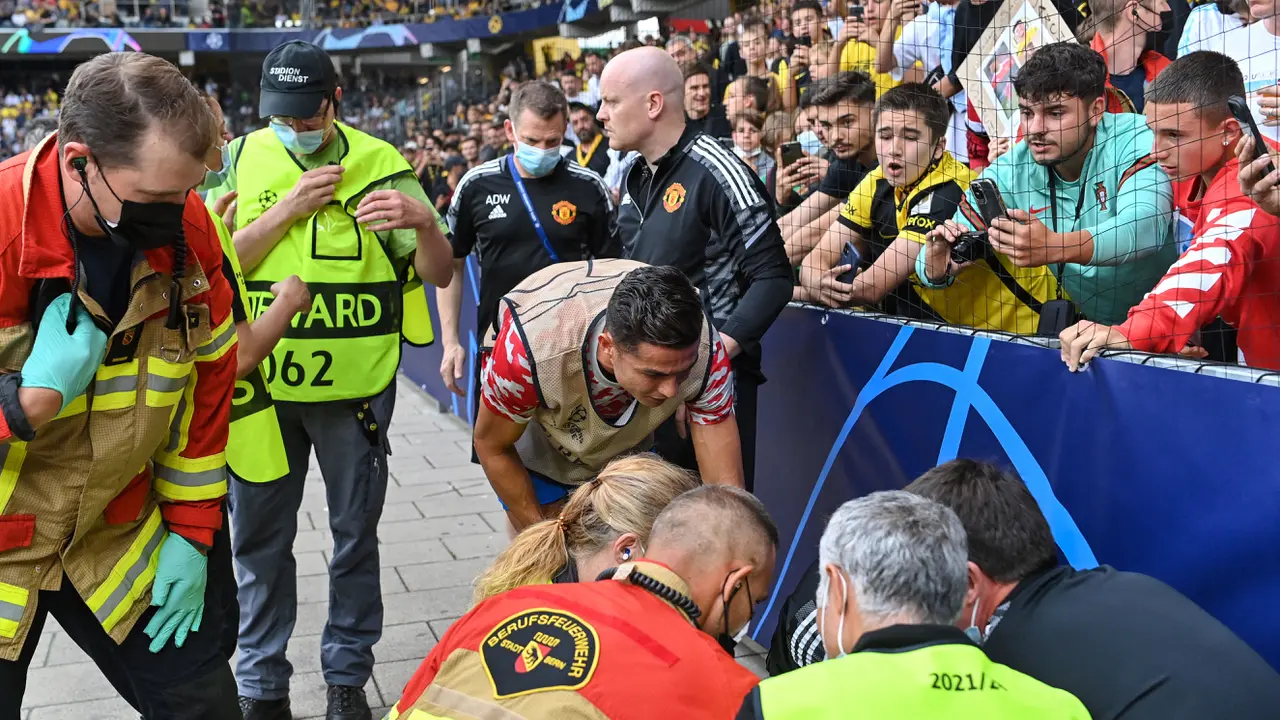 Foto: Aksi Terpuji Cristiano Ronaldo Hampiri Petugas Wanita yang Terkena Tendangan Kerasnya