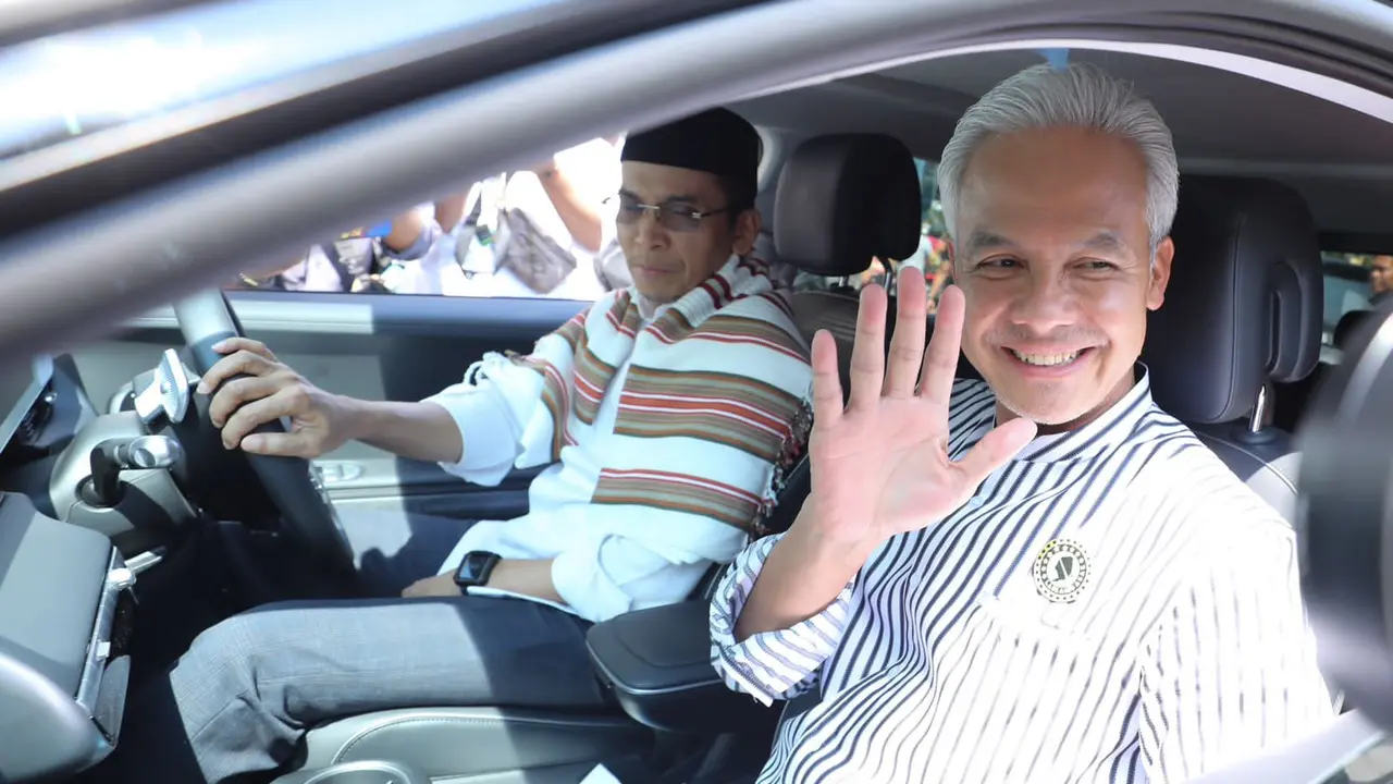Bakal calon presiden (Bacapres) 2024 Ganjar Pranowo tampak mesra bersama Ketua Harian DPP Partai Perindo Muhammad Tuan Guru Bajang (TGB) Zainul Majdi dalam lawatannya ke Nusa Tenggara Barat (NTB). (Istimewa)
