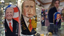 Matryoshka berkarakter Presiden Rusia, Vladimir Putin dan Presiden Amerika Serikat terpilih Donald Trump yang dijual di Moskow, Rusia (16/1). Menjelang pelantikan Trump, boneka ini di jual di toko-toko di kota Moskow. (AFP/Alexander Nemenov)