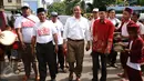 Cagub DKI Jakarta, Anies Baswedan (tengah) saat tiba untuk sosialisasi di Rusun Karet Tengsin, Jakarta, Rabu (28/12). Anies juga melantik koordinator tim pemenangan tingkat Rt dan Rw di Kelurahan Karet Tengsin. (Liputan6.com/Helmi Fithriansyah)