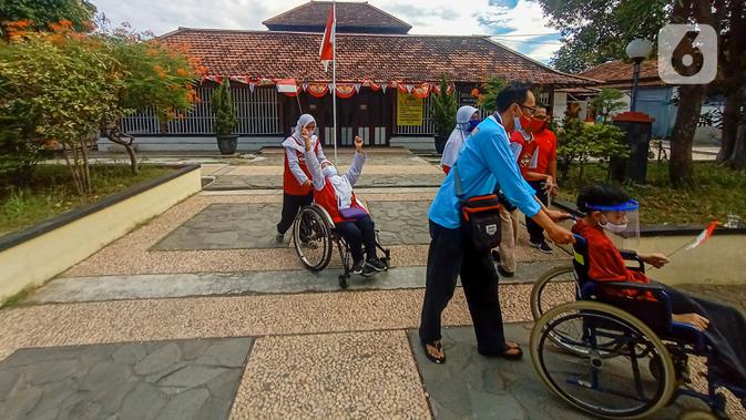 Penyandang disabilitas dari Komunitas Roemah Difabel Semarang seusai melakukan upacara bendera HUT ke-75 RI di Halaman Sobokarti Semarang, Senin (17/8/2020). Upacara ini sebagai salah satu bukti rasa berbangsa dan cinta tanah air serta ungkapan menghargai jasa para pahlawan. (Liputan6.com/Gholib)