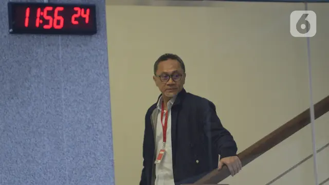 Zulkifli Hasan Sempatkan Salat Jumat di Sela Pemeriksaan