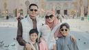 Mengawali tahun 2025 dengan ibadah umroh tentunya jadi momen yang luar biasa. Selalu harmonis dan jauh dari gosip tak sedap, netizen salut dengan kehangatan keluarga kecil Alyssa Soebandono dan Dude Harlino. Memasuki usia kanak-kanak, dua anak laki-laki Alyssa Soebandono ini tak lepas dari perhatian. Netizen ramai bubuhkan doa untuk keharmonisan keluarga artis ini. (Liputan6.com/IG/@ichasoebandono)