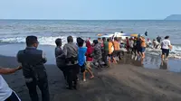 Masyarakat bersama polisi , dan TNI bergotong royong mengevakuasi bangkai kapal pesawat latih yang jatih di Pantai Gumuk Kantong , Muncar Banyuwangi (Istimewa)