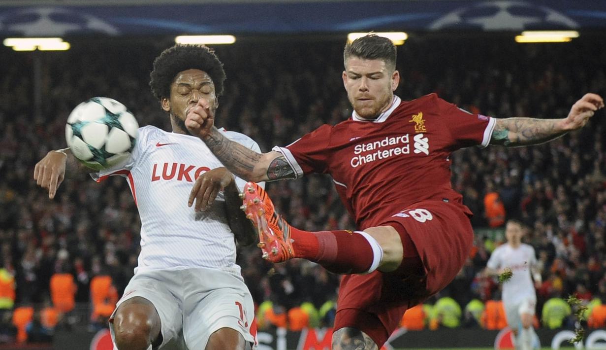 Bek Liverpool, Alberto Moreno, membuang bola dari jangkauan striker Spartak Moskow, Luiz Adriano, pada laga Liga Champions di Stadion Anfield, Liverpool, Rabu (6/12/2017). Liverpool menang 7-0 atas Spartak. (AP/Rui Vieira)