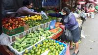 Pedagang melayani pembeli kebutuhan pokok di Pasar Tradisional Kebayoran, Jakarta Selatan, Senin, (5/9/2022). Harga sembako berpotensi naik lantaran biaya logistik semakin mahal menyusul kenaikan harga bahan bakar minyak (BBM) yang secara resmi diumumkan beberapa waktu lalu. (Liputan6.com/Johan Tallo)